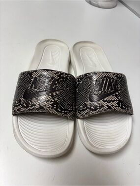 Nike White Slides with Black and Beige Snake-Print Strap excellent condition sz9